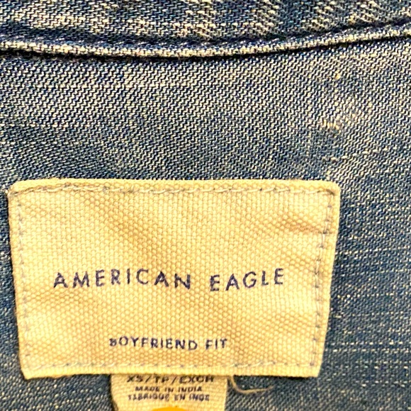 🚺 AEO chambray button down top - Picture 2 of 6